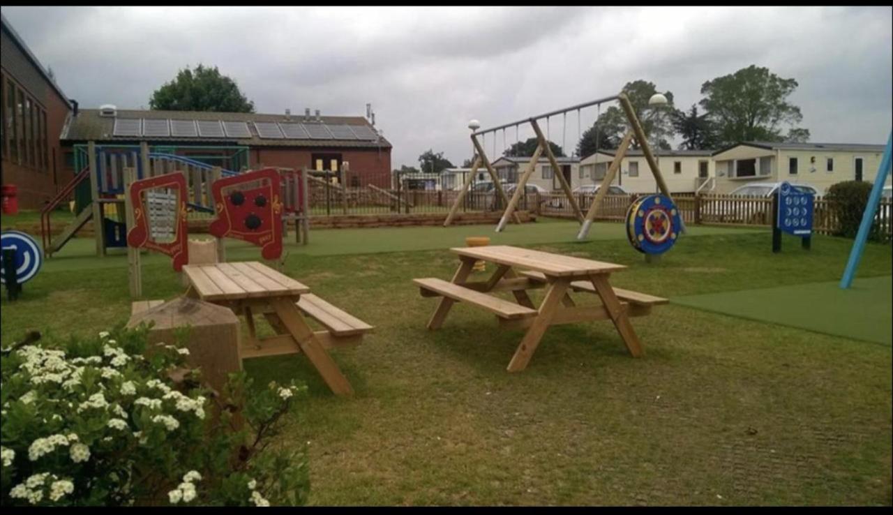 Stunning 3-Bed Caravan In Clacton-On-Sea Esterno foto